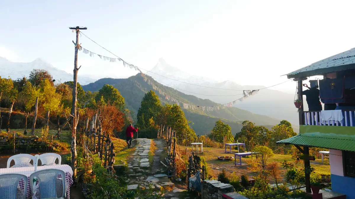Lodge in Pothana am Morgen, Gebetsfahnen und Annapurna