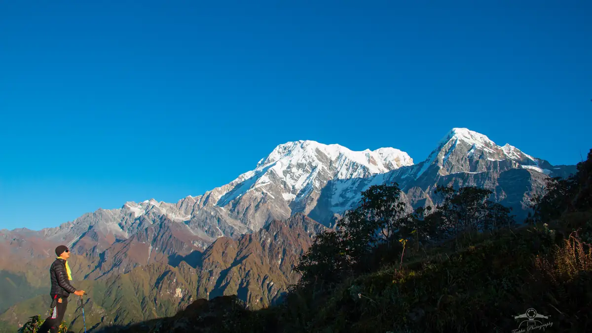 Trekker auf dem Weg hinab nach Sidhing, Annapurna Süd im Rücken