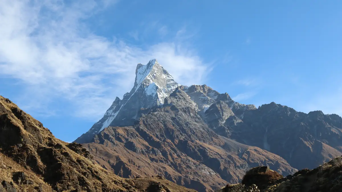 Die Lodgereihe des High Camp auf dem Kamm
