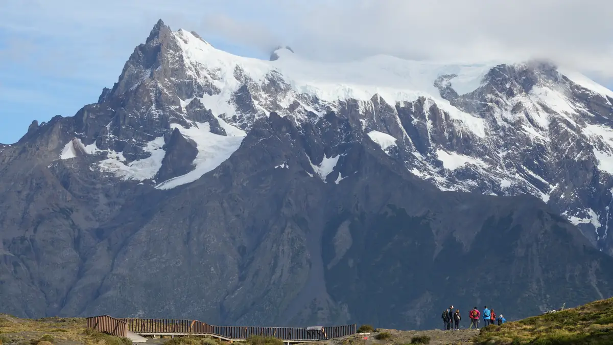 Cerro Paine Grande from the Salto Grande lookout, hikers at the viewpoint