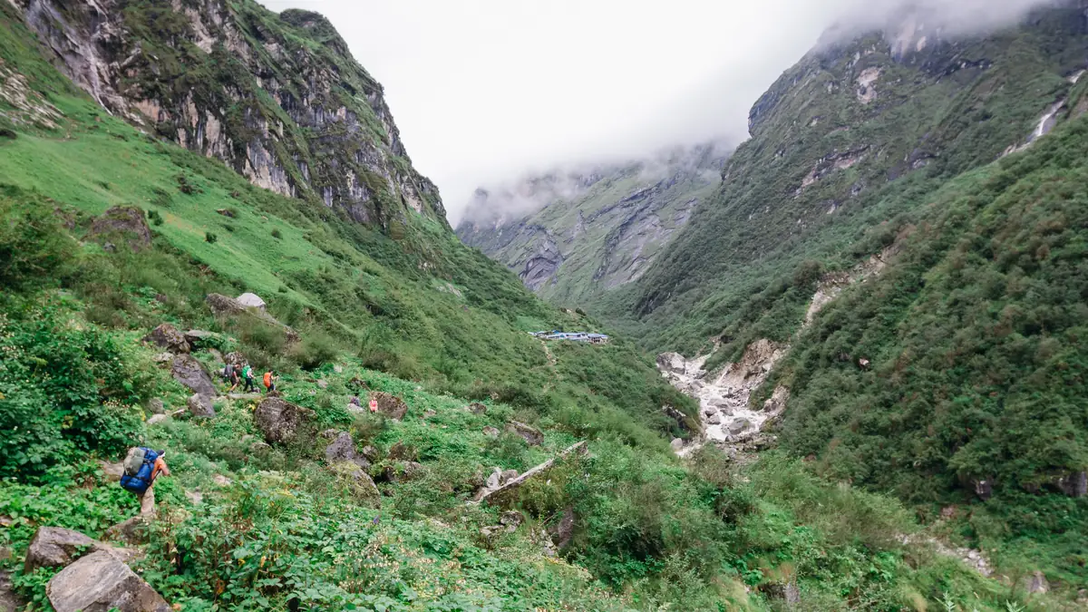 Trekker auf dem Weg durch die grüne Schlucht des Modi Khola Richtung Deurali