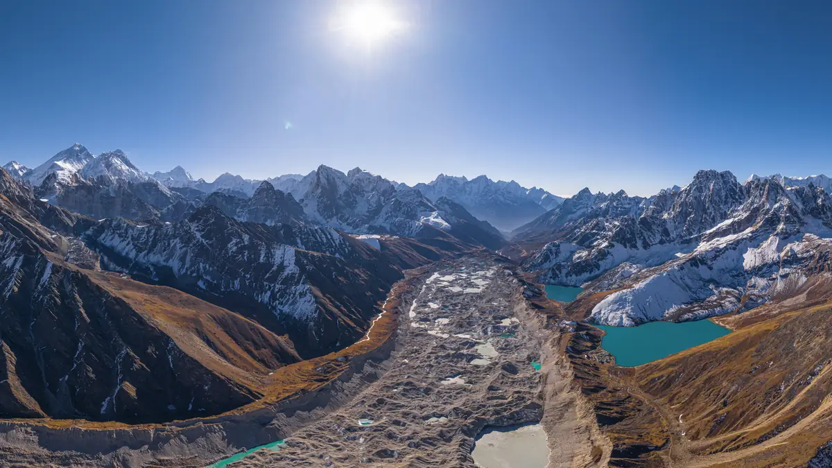 Der Ngozumpa-Gletscher mit den türkisen Gokyo-Seen aus der Luft