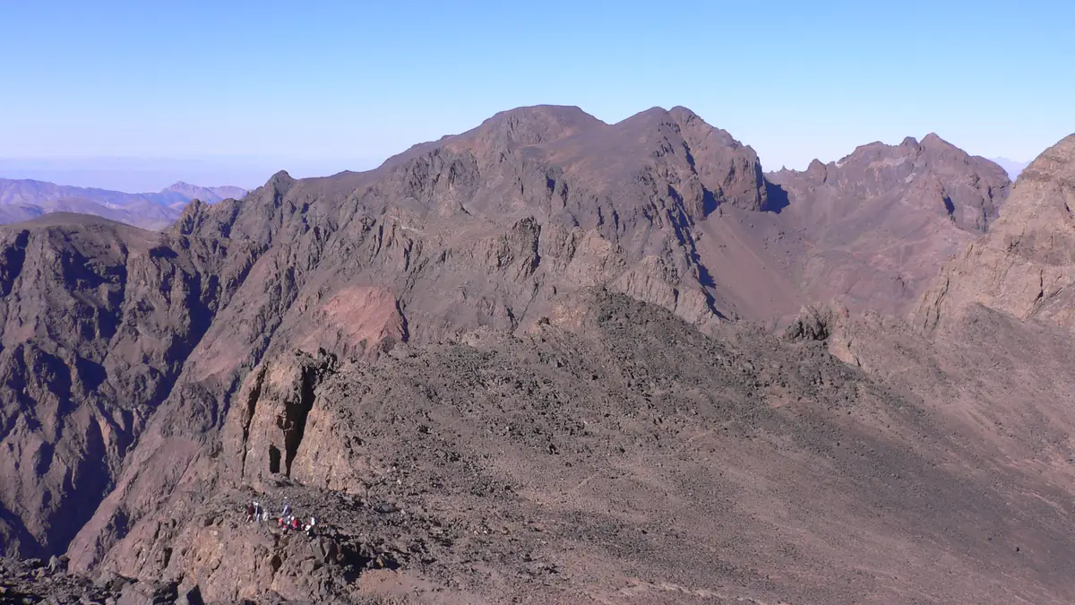 Blick vom Toubkal auf den Doppelgipfel des Ouanoukrim