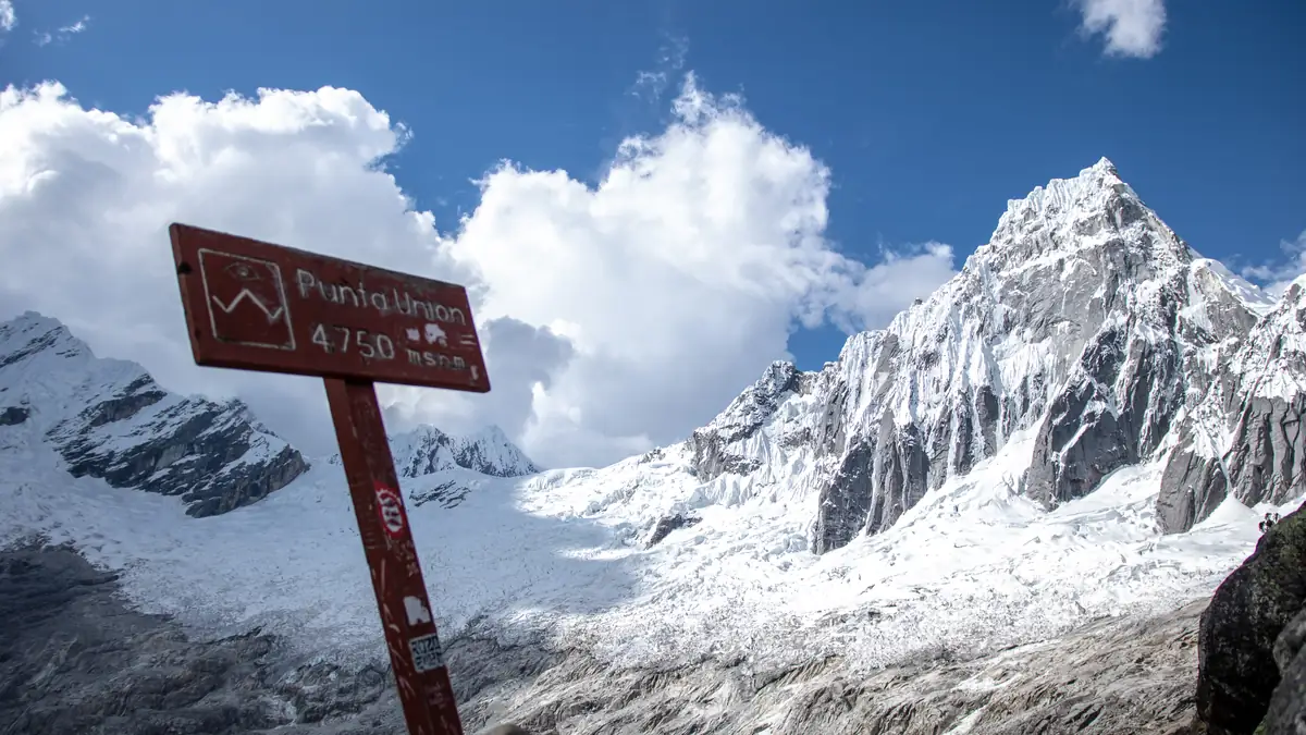 Das Schild am Punta Unión auf 4.750 m vor den Gletschern der Cordillera Blanca
