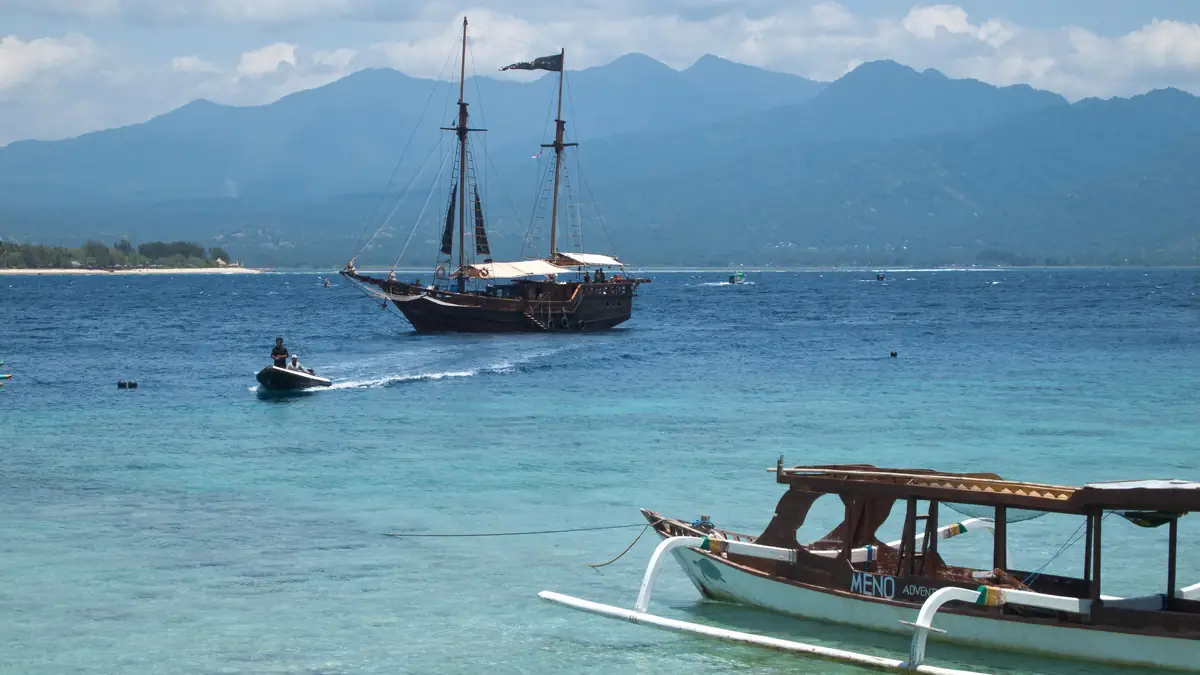Der Rinjani über Lombok, gesehen von Gili Meno – Boote, Bangsal liegt am Ufer gegenüber
