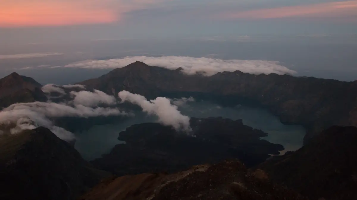 Blick vom Gipfel des Rinjani (3.726 m) bei Sonnenaufgang auf den Kratersee Segara Anak und den Barujari