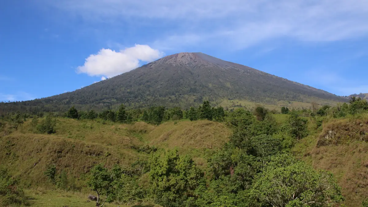 The summit cone of Rinjani seen from the Sembalun route