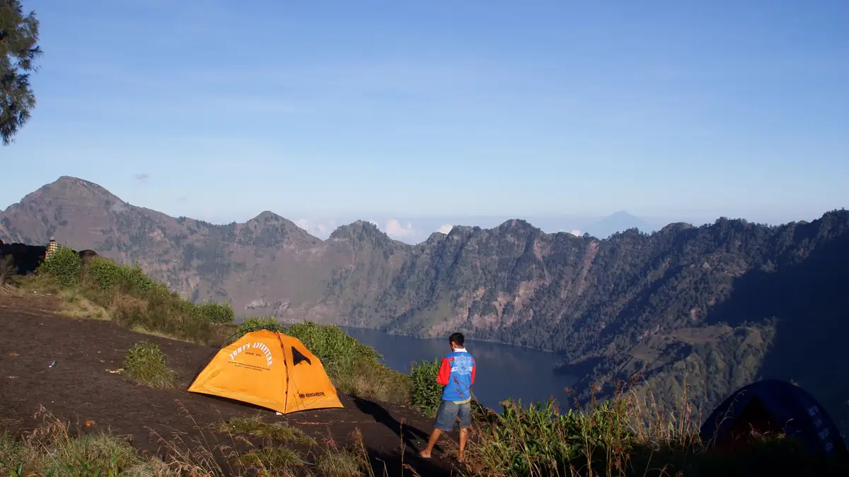 Plawangan Sembalun campsite at 2,639 metres overlooking the crater lake