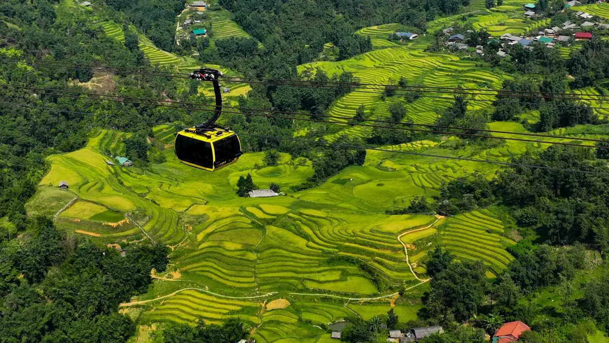 Die Reisterrassen des Muong-Hoa-Tals bei Sa Pa aus der Luft, darüber die Fansipan-Seilbahn