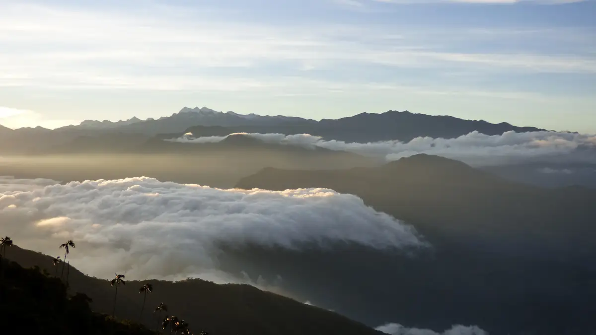 Sonnenaufgang über den Wolken der Sierra Nevada de Santa Marta, hinten die Schneegipfel