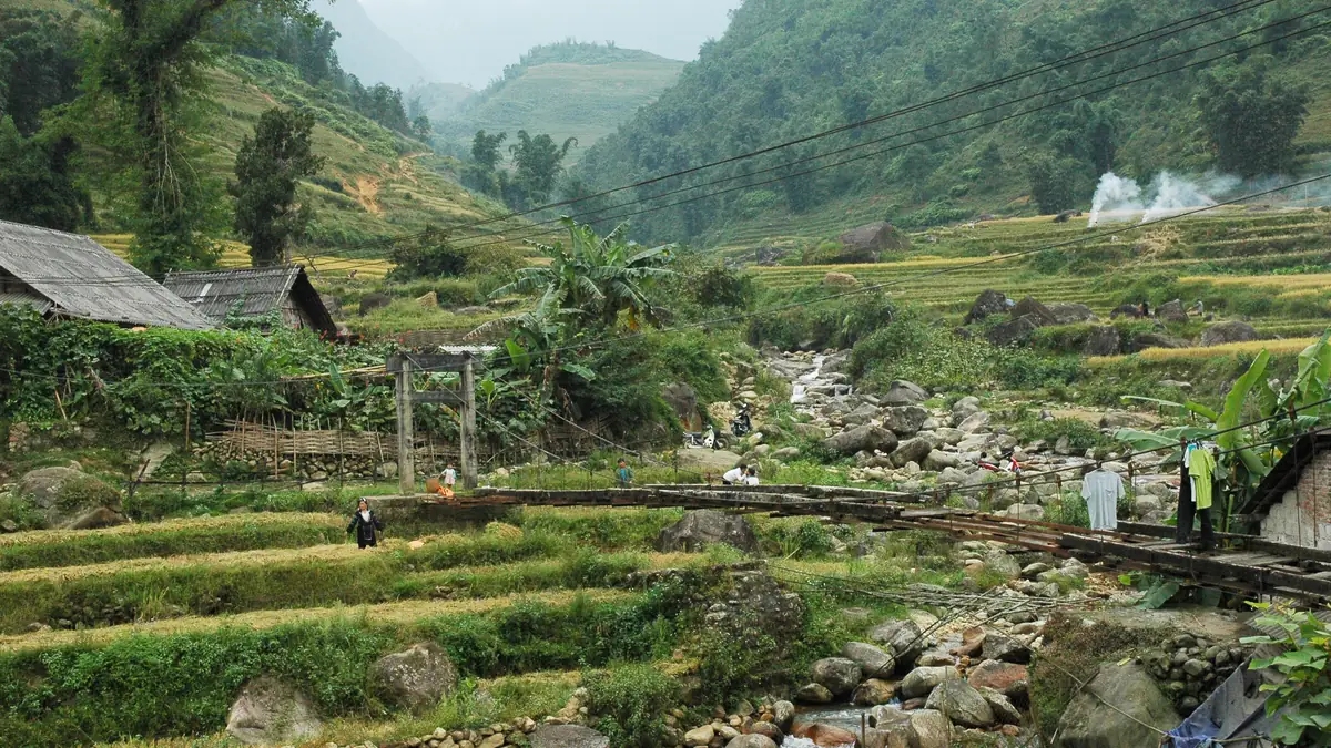 Suspension bridge over the Muong Hoa stream near Ta Van