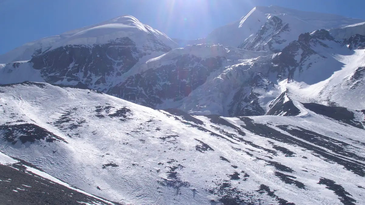 Verschneite Hänge am Thorong La im Gegenlicht