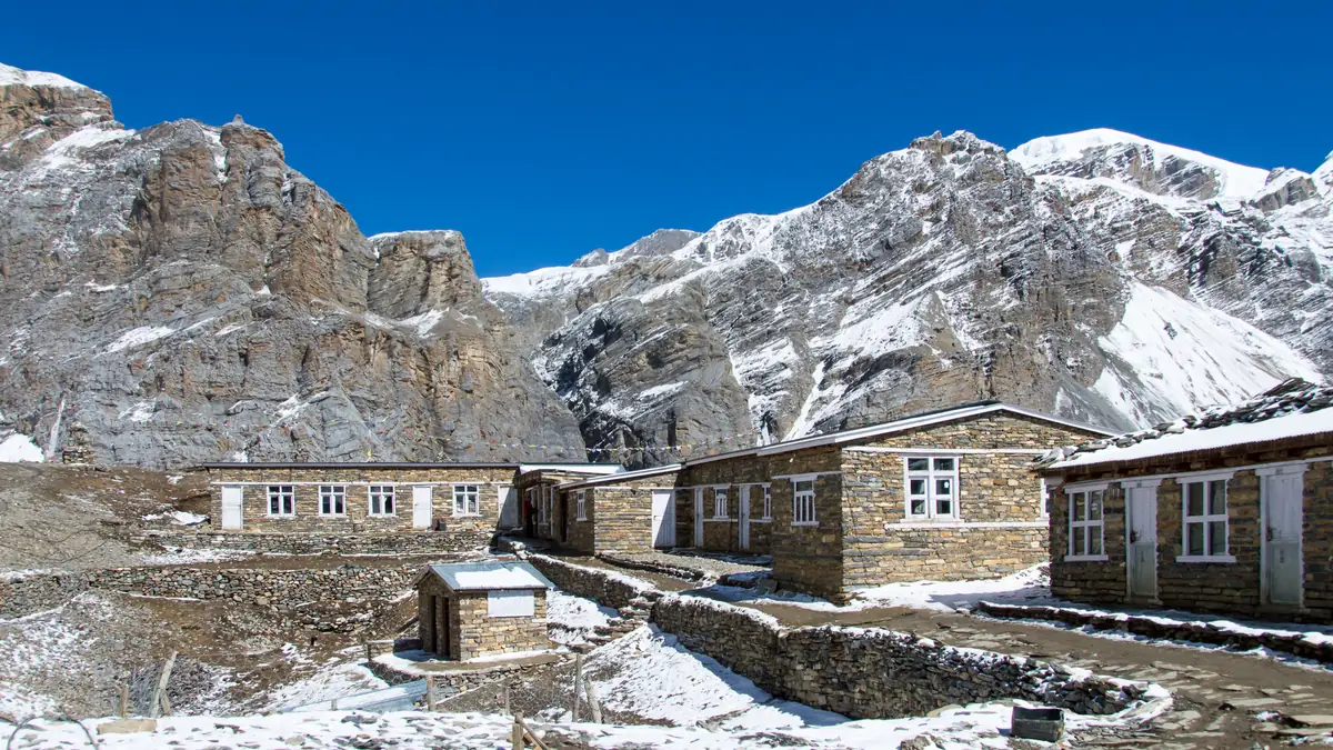 Die Steinhäuser des High Camp auf 4.900 Metern