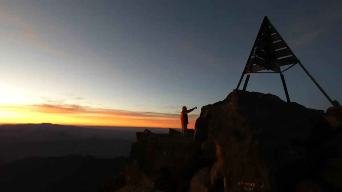 Sonnenaufgang am Gipfel des Toubkal mit der Metallpyramide