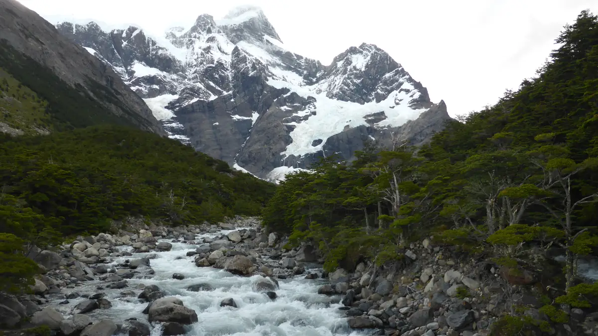 Der Río Francés unter dem Hängegletscher des Cerro Paine Grande im Valle del Francés